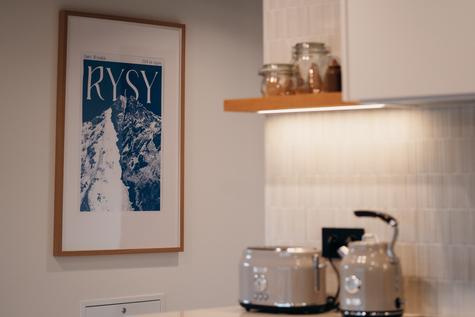Nowoczesny apartament z widokiem na Tatry – wnętrze drewniane i kamienne