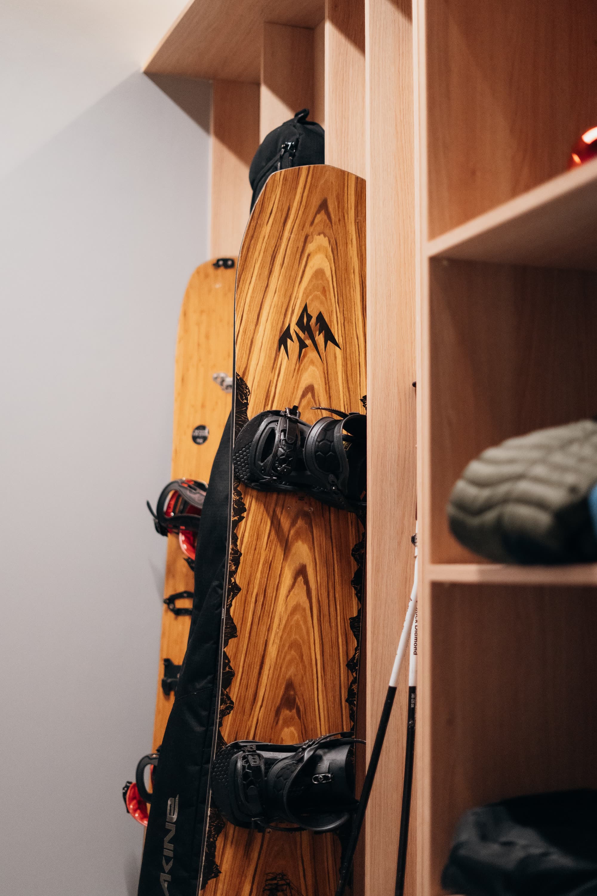 Stok narciarski z widokiem na pasmo Tatr przy wschodzie słońca, snowboardziści na trasie