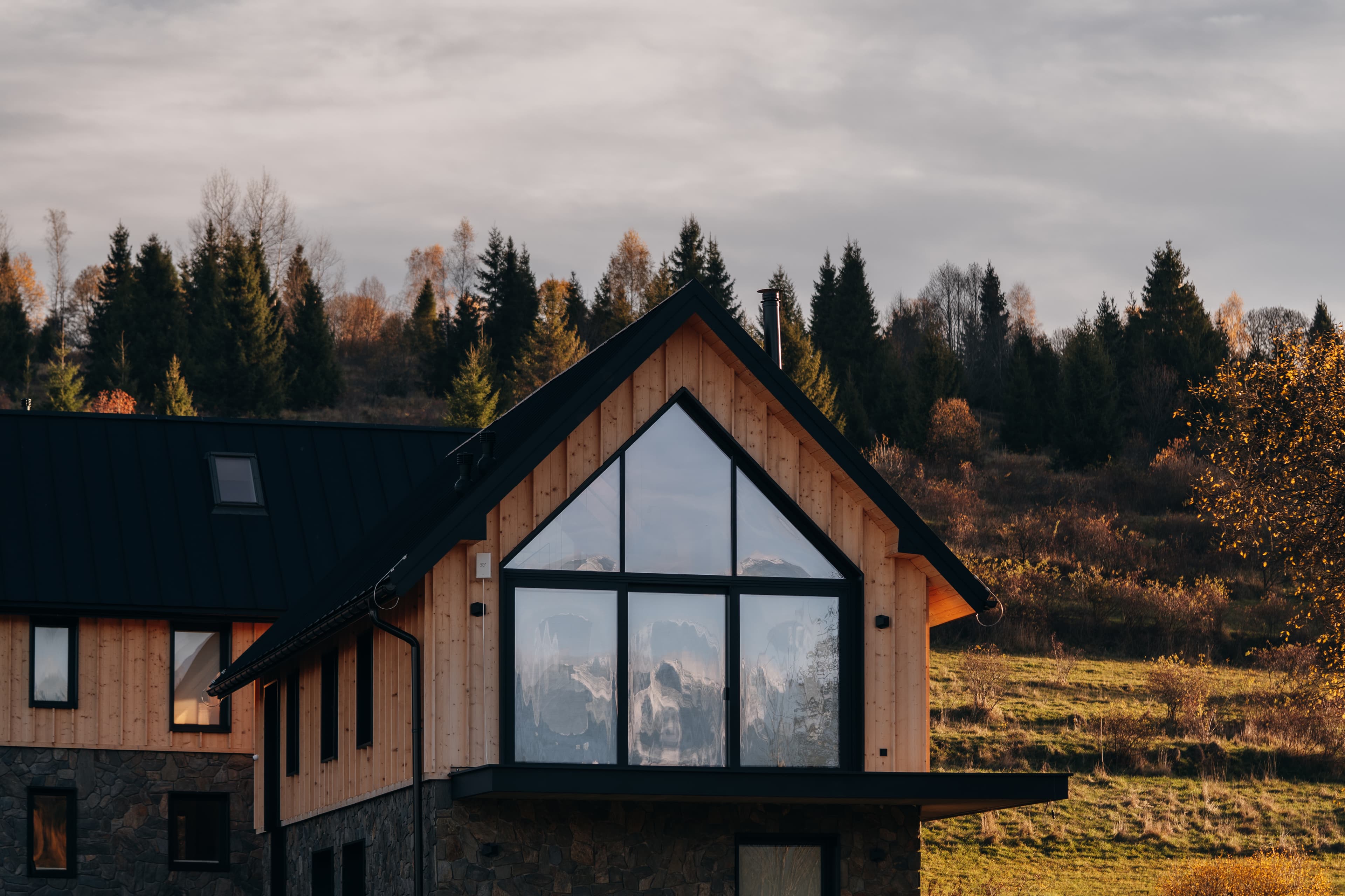 Zewnętrzny basen termalny z parą unoszącą się nad wodą i widokiem na ośnieżone Tatry
